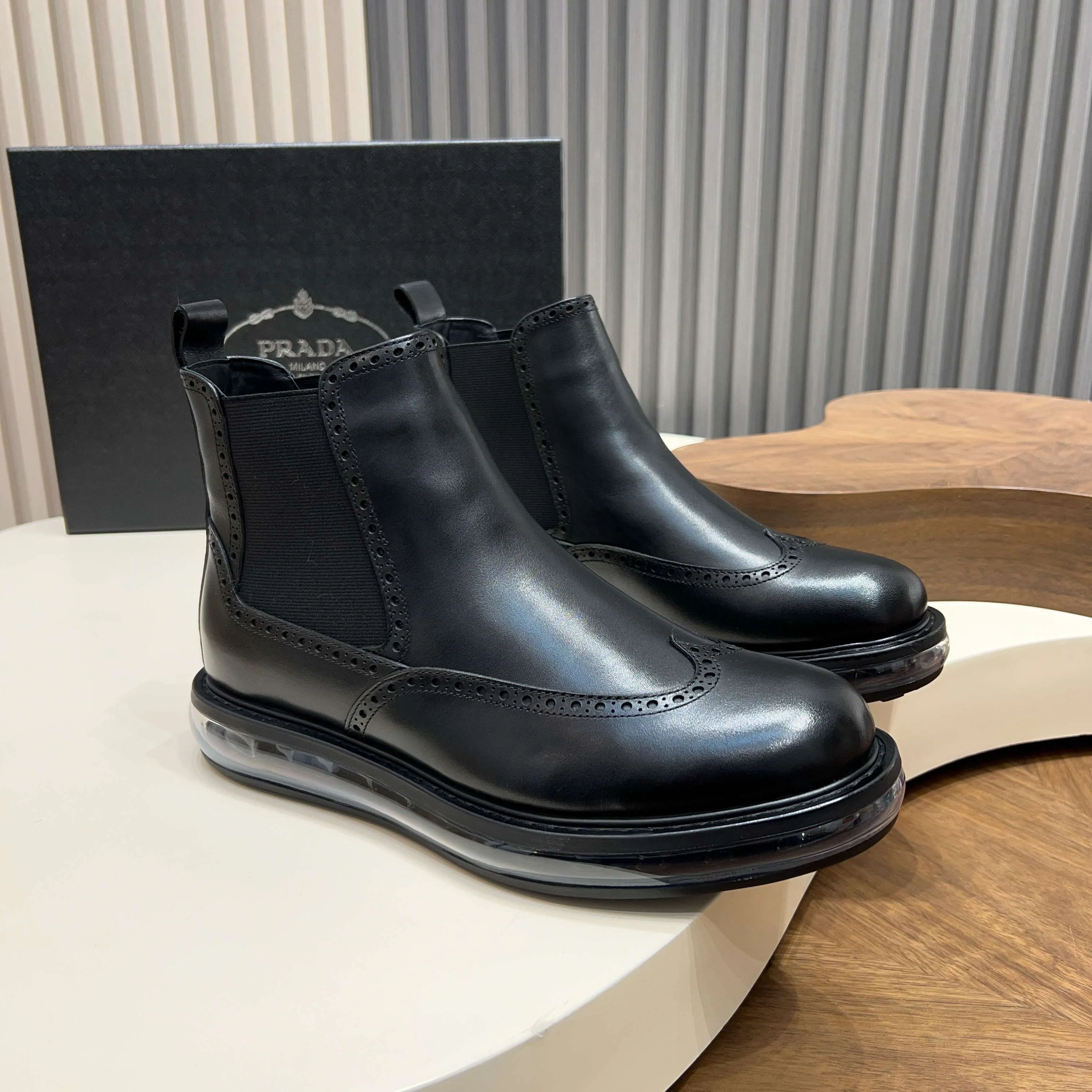 Men's shoes 💰 1000 Prada/Prada Italian show version Pure original men's high-top slip-on air cushion shoes Original super flexible air cushion outsole Silver label PRADA letter logo decoration on the heel Rubber bottom layer High comfort Excellent anti-slip performance Imported waxed cowhide Leather is smooth Leather holes are fine and even Super good texture Slip-on design Geometric carving decoration Novel and unique Full calf leather lining Standard gold-labeled feet. Fine workmanship. Ignore market currency. Support comparison inspection. Size: 38-39-40-41-42-43-44. Standard leather shoe size 45. Order